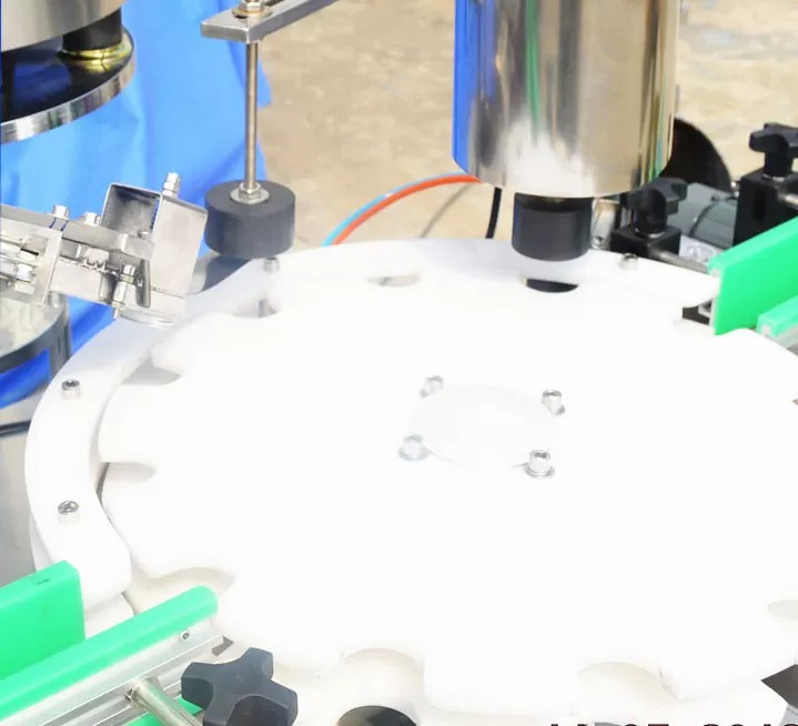 Klaaspudeli automaatne vedeliku täitmise masin